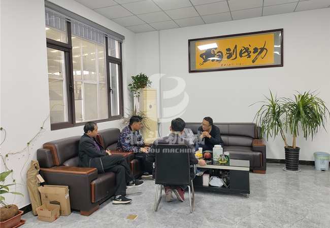 鋸末炭化設備迎來遠方的客戶來訪