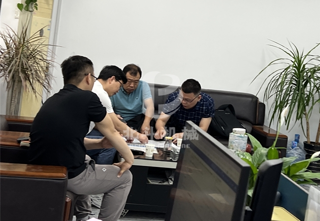 山東客戶來訪,實地考察玉米秸稈炭化設備