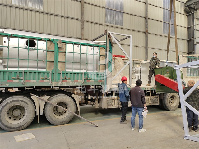 工人加班加點(diǎn),順利交付河北客戶訂購(gòu)的杏殼炭化設(shè)備