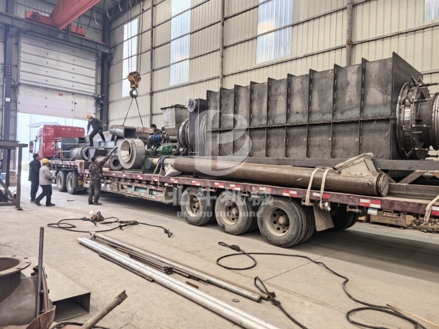 3輛大貨車齊上陣,新型連續炭化設備發貨忙不停