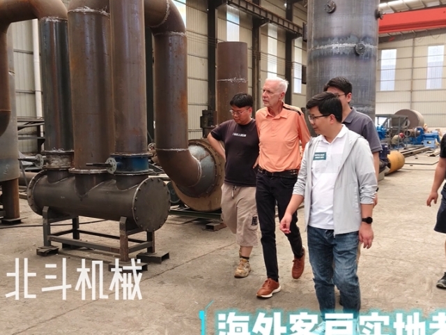 美國采購商考察綠色環保型炭化設備